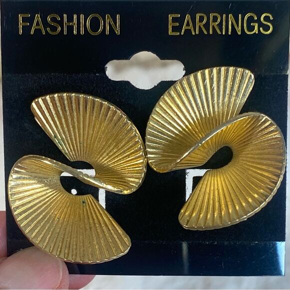 Avon Vintage 1986 Fan Twist Earrings Gold Tone Geometric S Shape Post Back - Picture 5 of 5